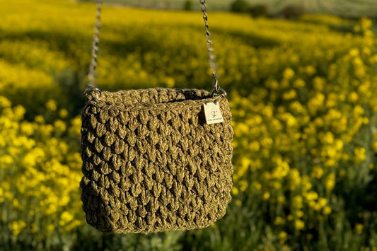 Imagen de bolso para blog. Bolso verde con fondo de flores